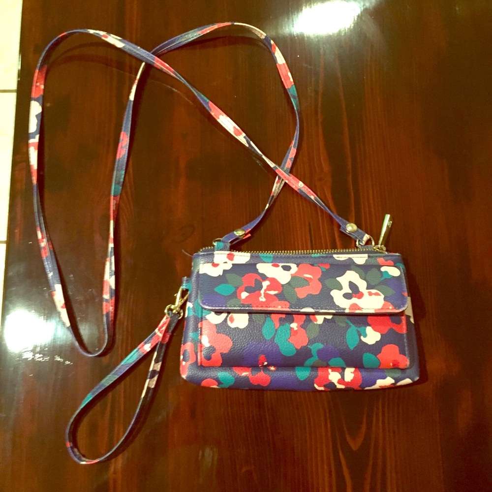 Convertible crossbody/wristlet